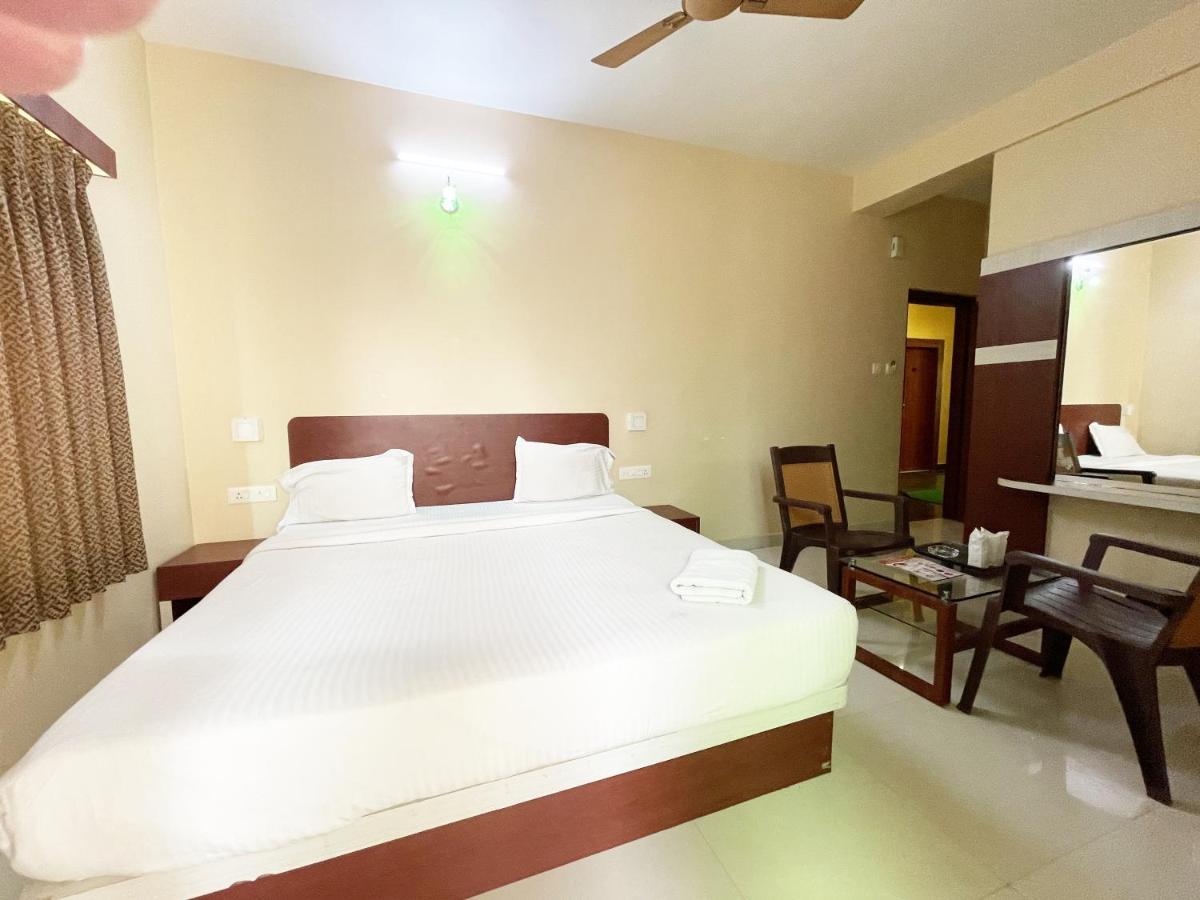 Hotel Golden Wave Purí Exteriér fotografie