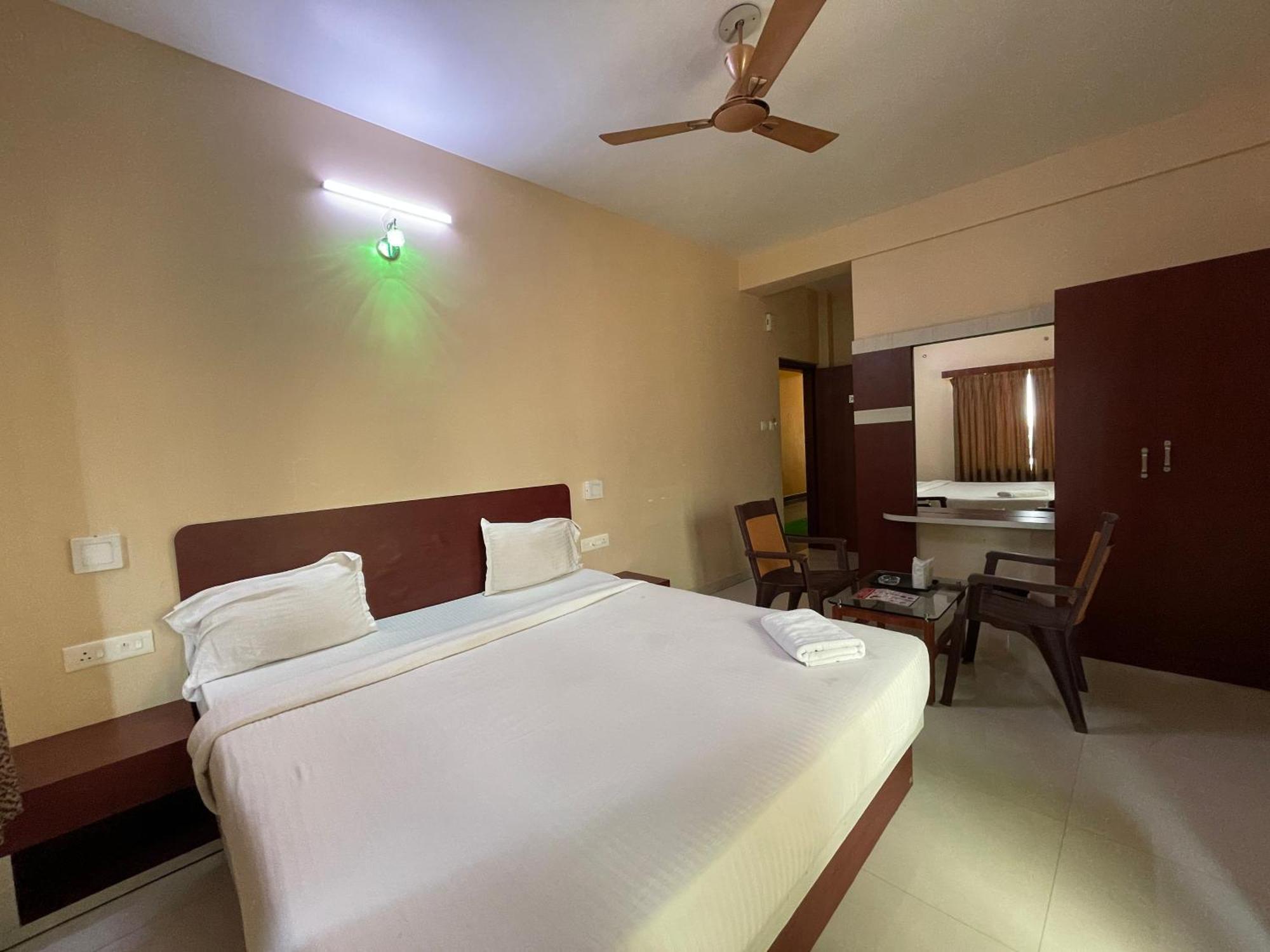 Hotel Golden Wave Purí Exteriér fotografie