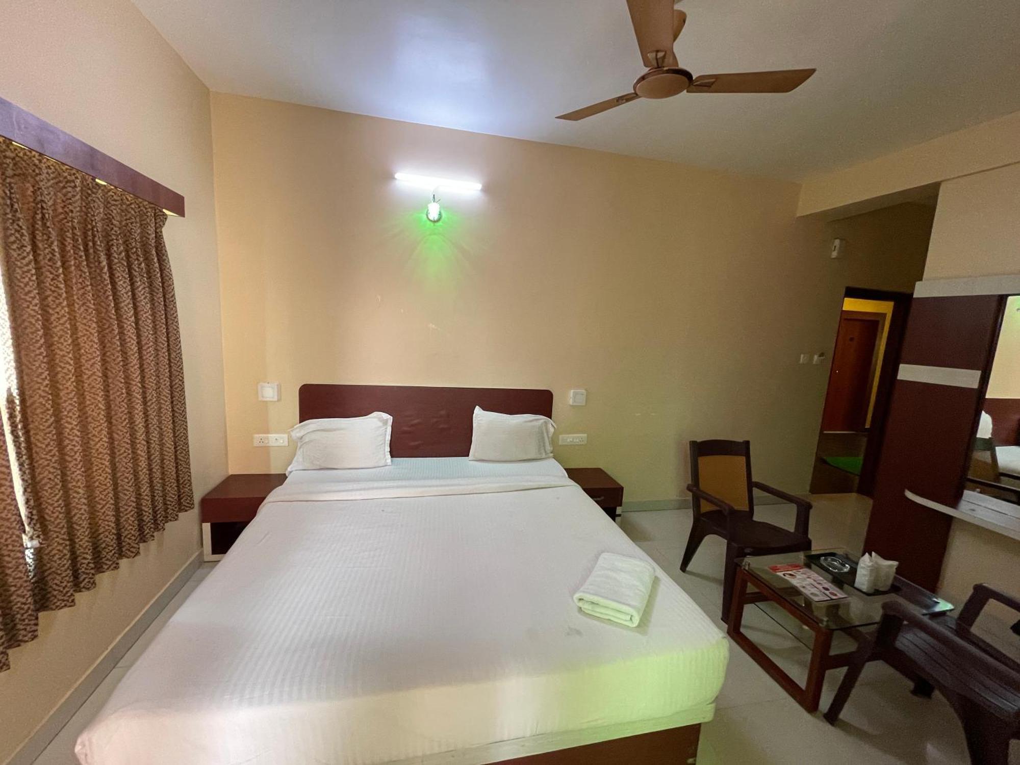 Hotel Golden Wave Purí Exteriér fotografie
